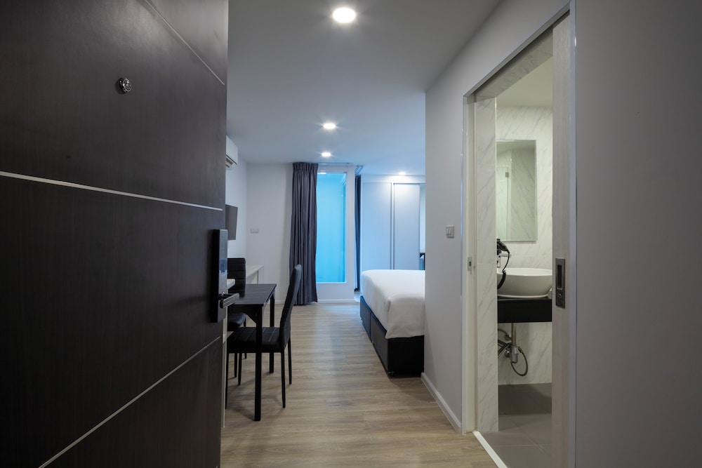 Standard King Room - Photo 5