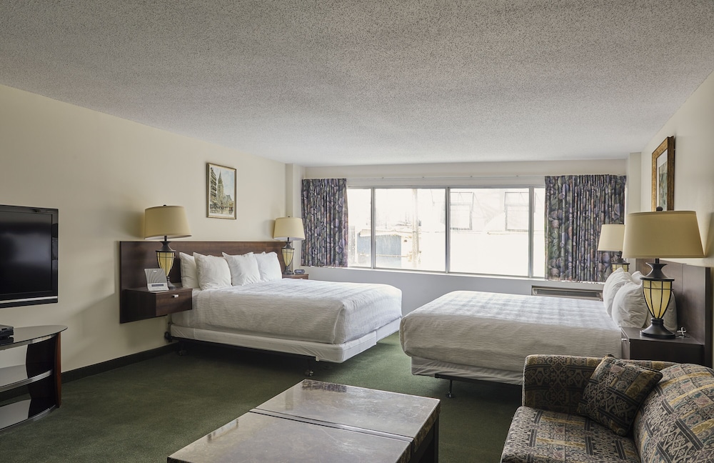 Two Bed Suite, 2 King/Queen Beds, 1 Queen Sofa Bed - Photo 1