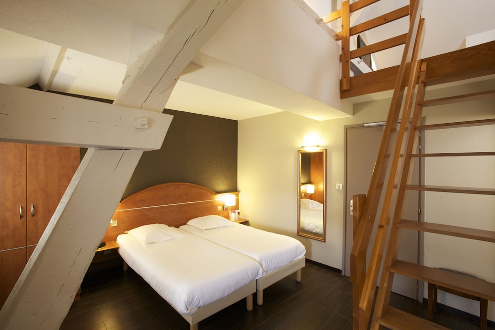 Standard Suite, Multiple Beds