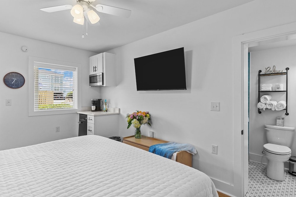 Standard Room, 1 King Bed, Refrigerator & Microwave photo 3