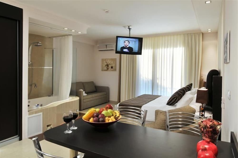 Deluxe Suite, Jetted Tub, Sea View