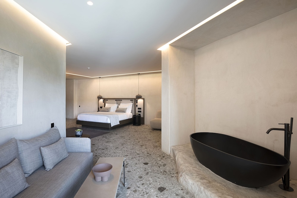ETERNAL Suite with Supreme Pool and Sea View - Photo 2