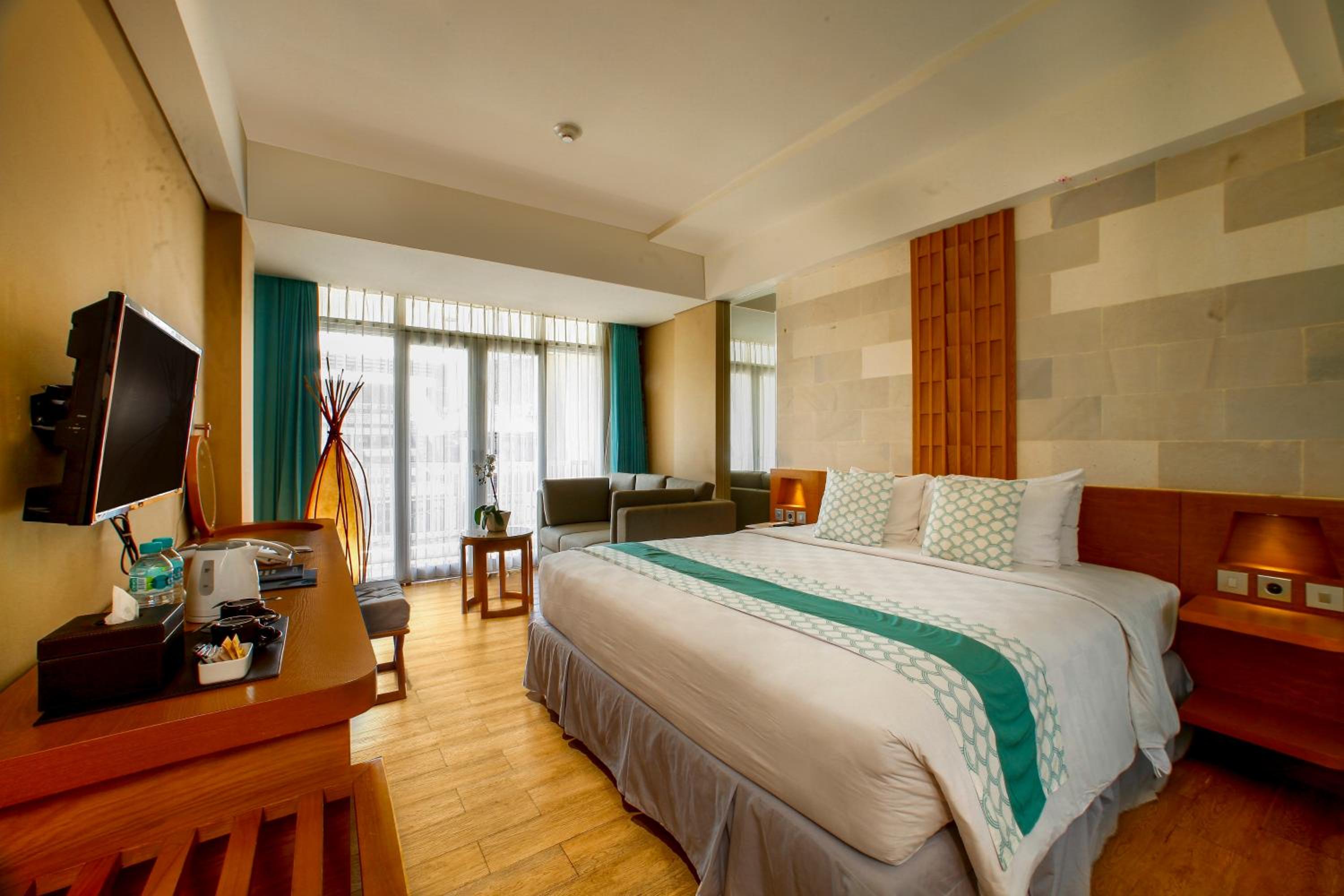 Luxury Suite with Balcony photo 1