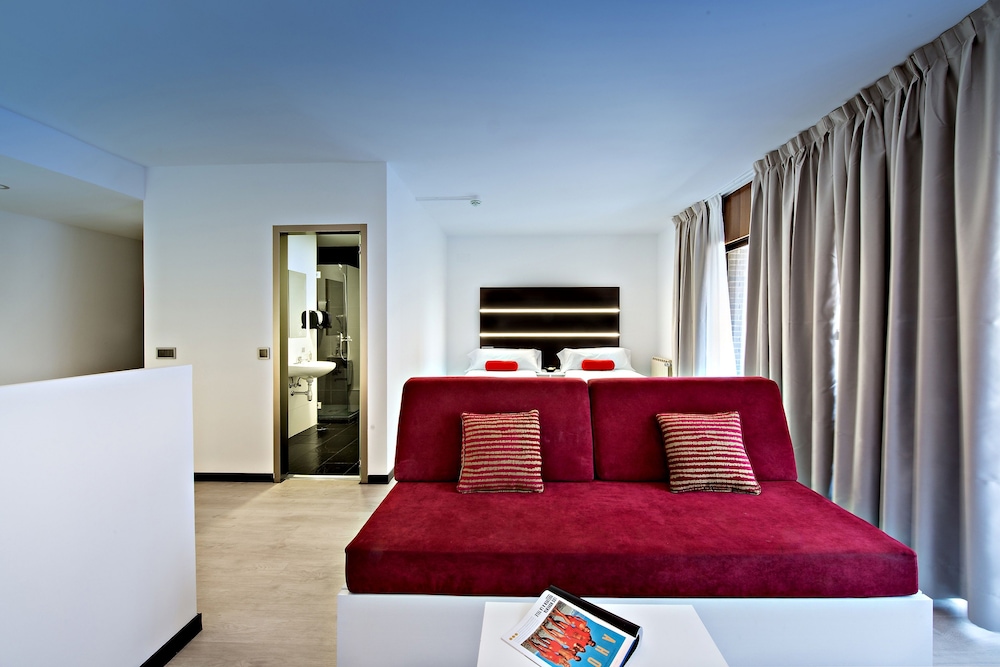 Suite, Balcony