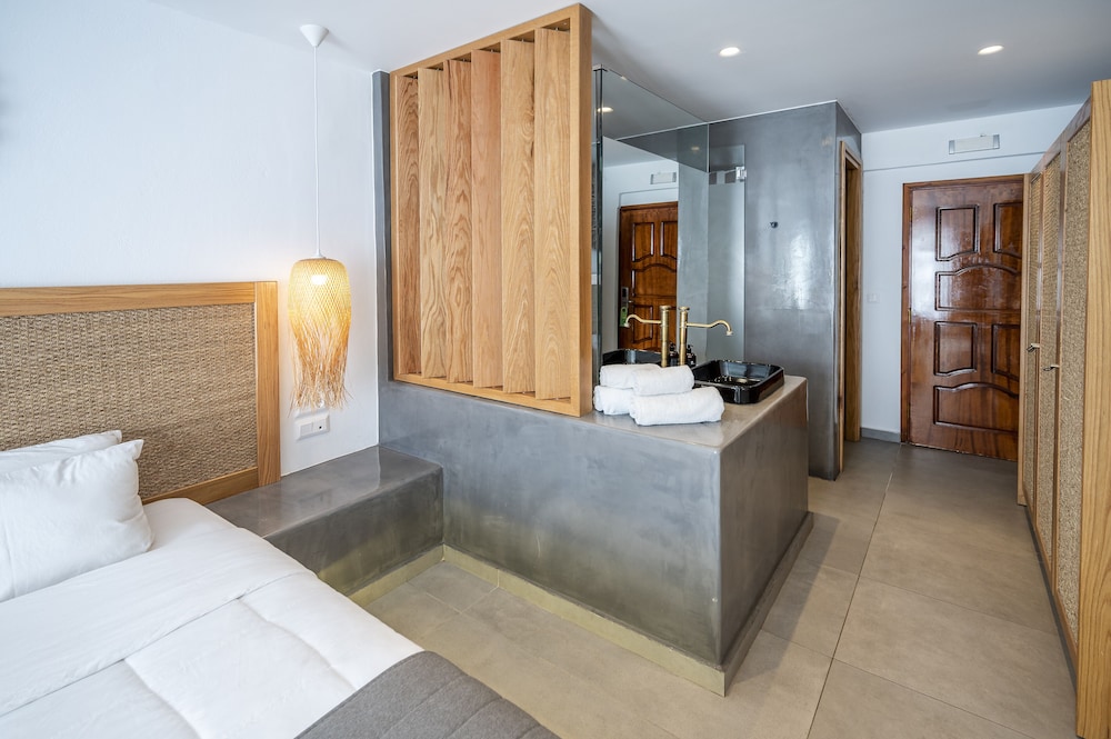 Junior Suite with sharing pool - Photo 3