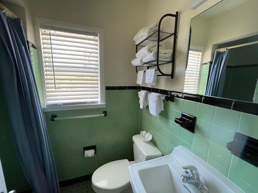 Deluxe 2 Room Suite with Two Queen Beds and Kitchen photo 3