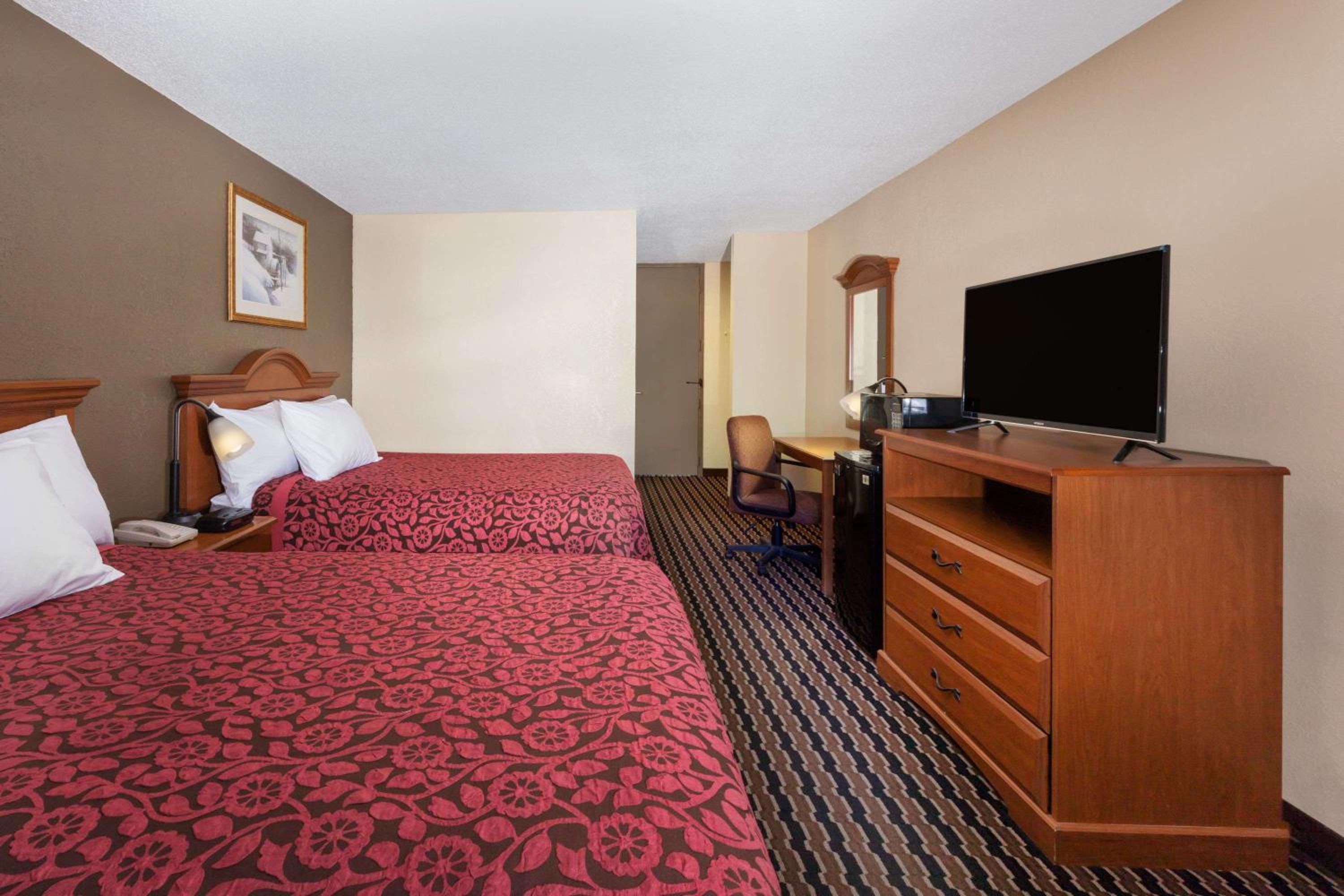 Deluxe Double Room with Two Double Beds - Non-Smoking - Photo 1