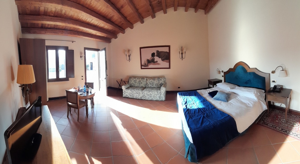 Premium Apartment, 1 King Bed, Patio, Courtyard Area