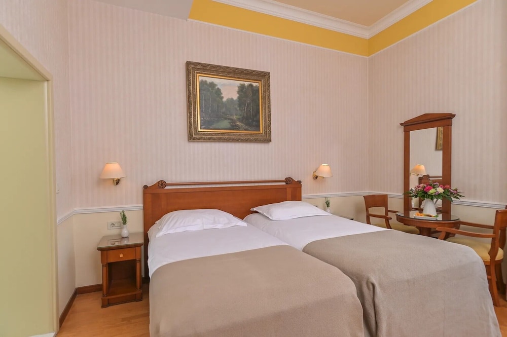 Standard Double or Twin Room, Non Smoking, Garden View photo 2