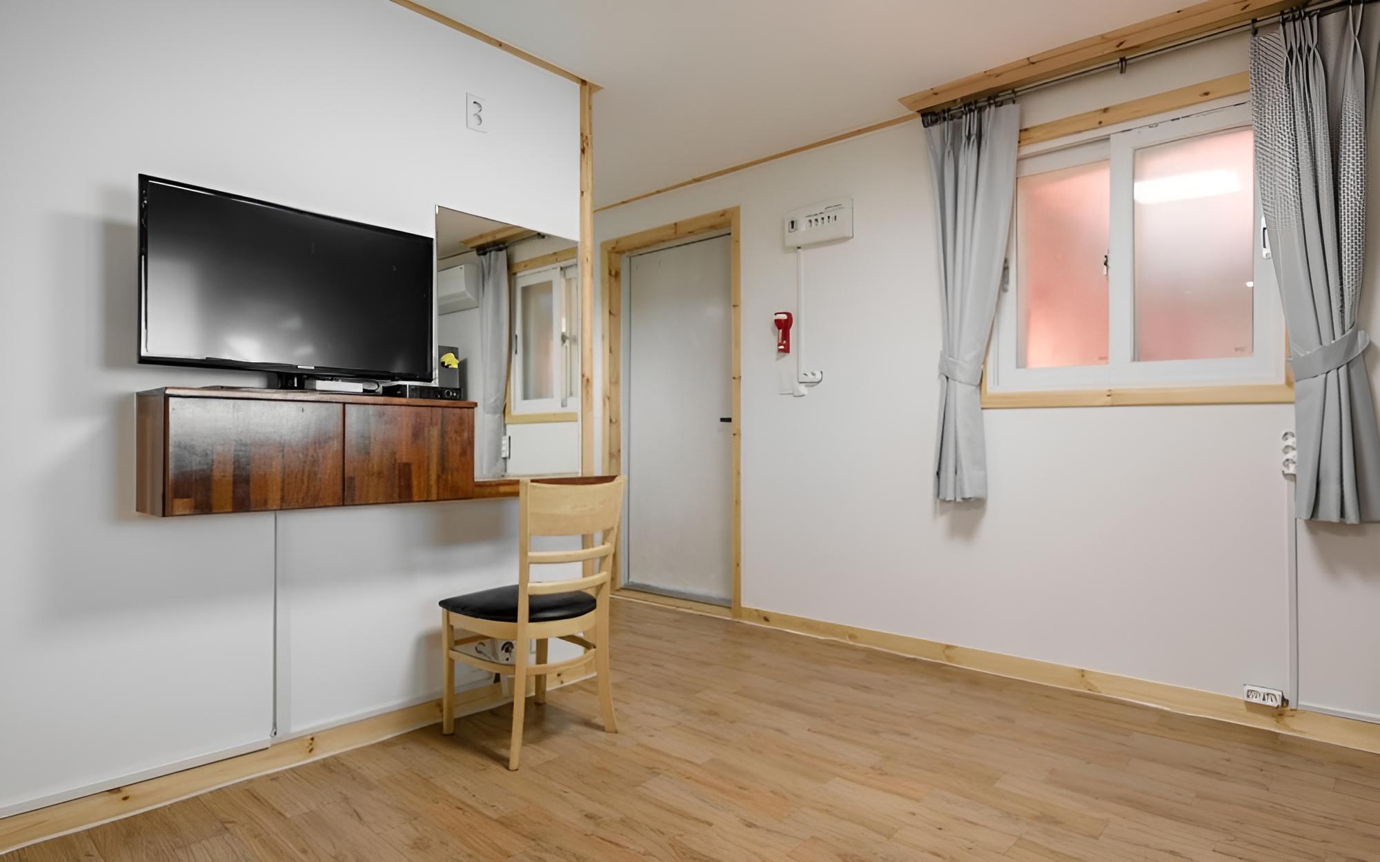Room (Room 202) - Photo 11
