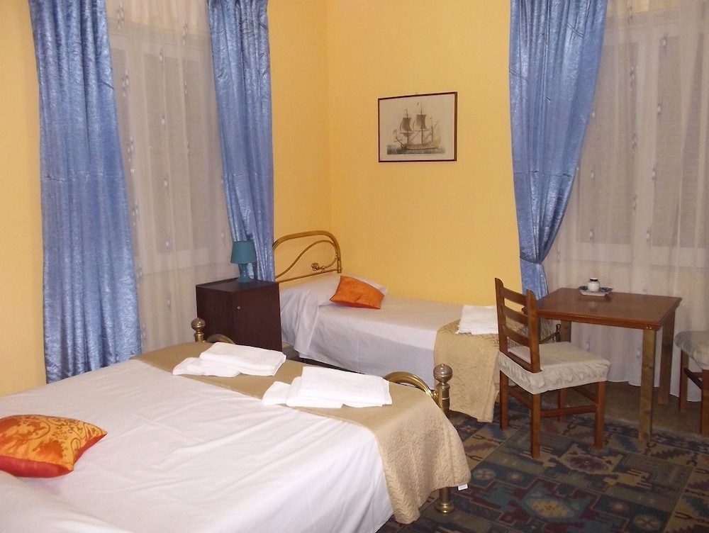 Deluxe Triple Room, 1 Bedroom, Private Bathroom