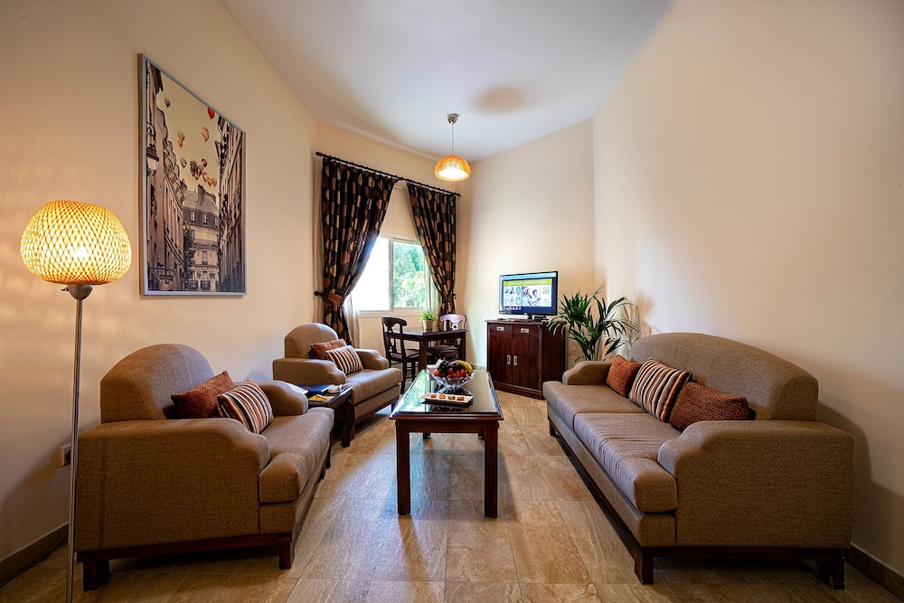 Executive Suite, 1 King Bed, Garden View, Garden Area photo 2