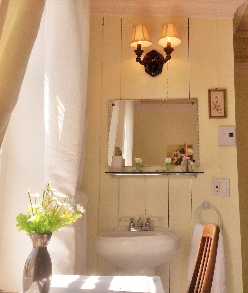 Room, 2 Twin Beds, Shared Bathroom photo 3