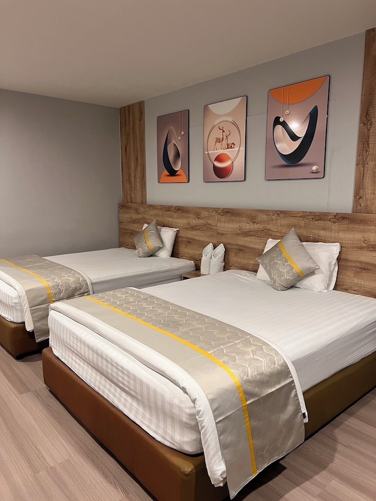 Deluxe Twin Room, 2 Queen Beds photo 3