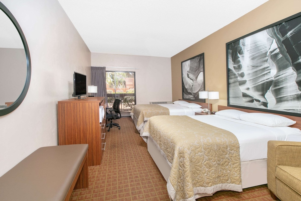Standard Room, 2 Queen Beds - Photo 3