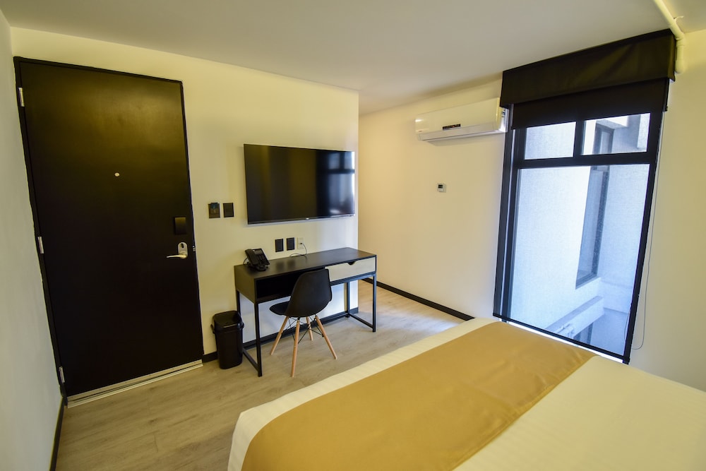 Room, 1 Queen Bed, Courtyard View photo 2