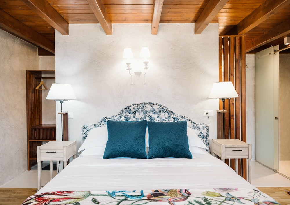 Luxury Suite, Bathtub, Garden View