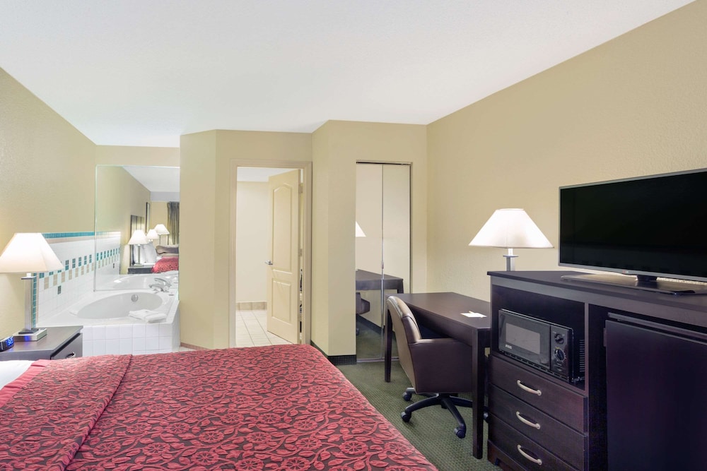 Studio Suite, 1 King Bed, Non Smoking - Photo 1