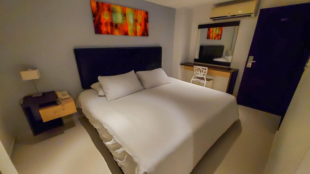 Standard Room, 1 King Bed, Non Smoking photo 2