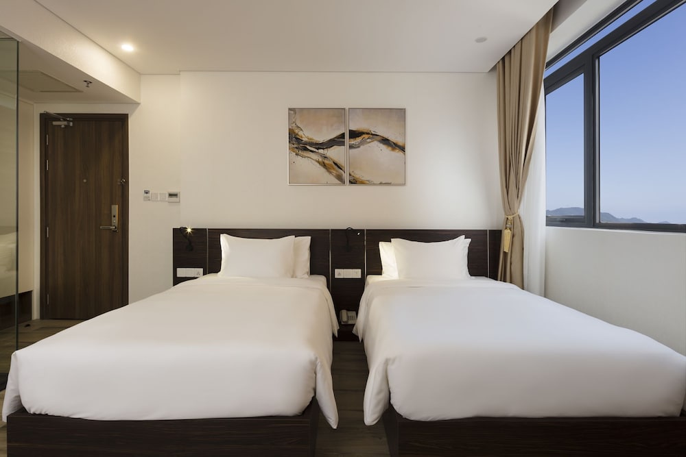 Grand Twin Room, City View - Photo 3