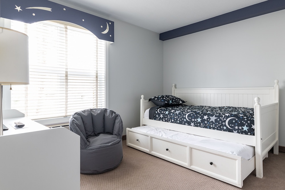 Family Room, 1 king bed and 2 twin beds