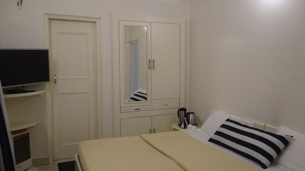 Economy Quadruple Room - Photo 7