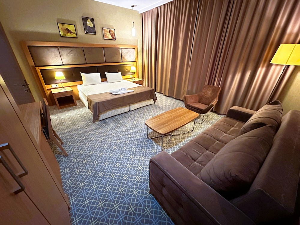 Family Suite, Pool Access, City View photo 1