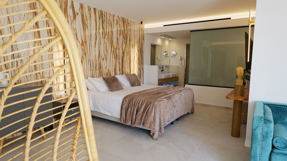 Suite, Hot Tub - Photo 1