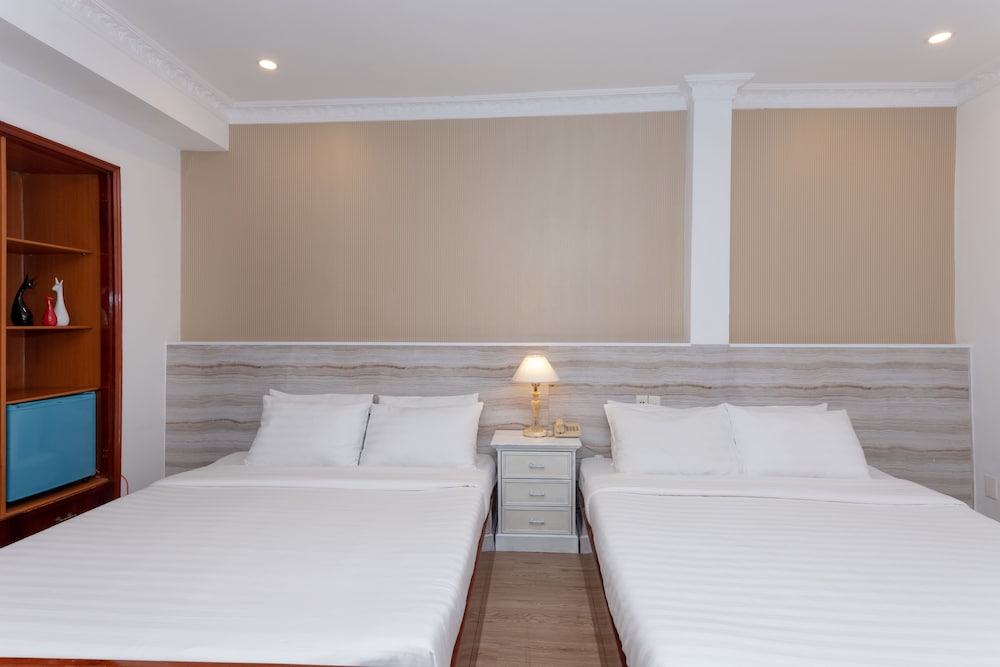 Deluxe Triple Room, Bathtub photo 3