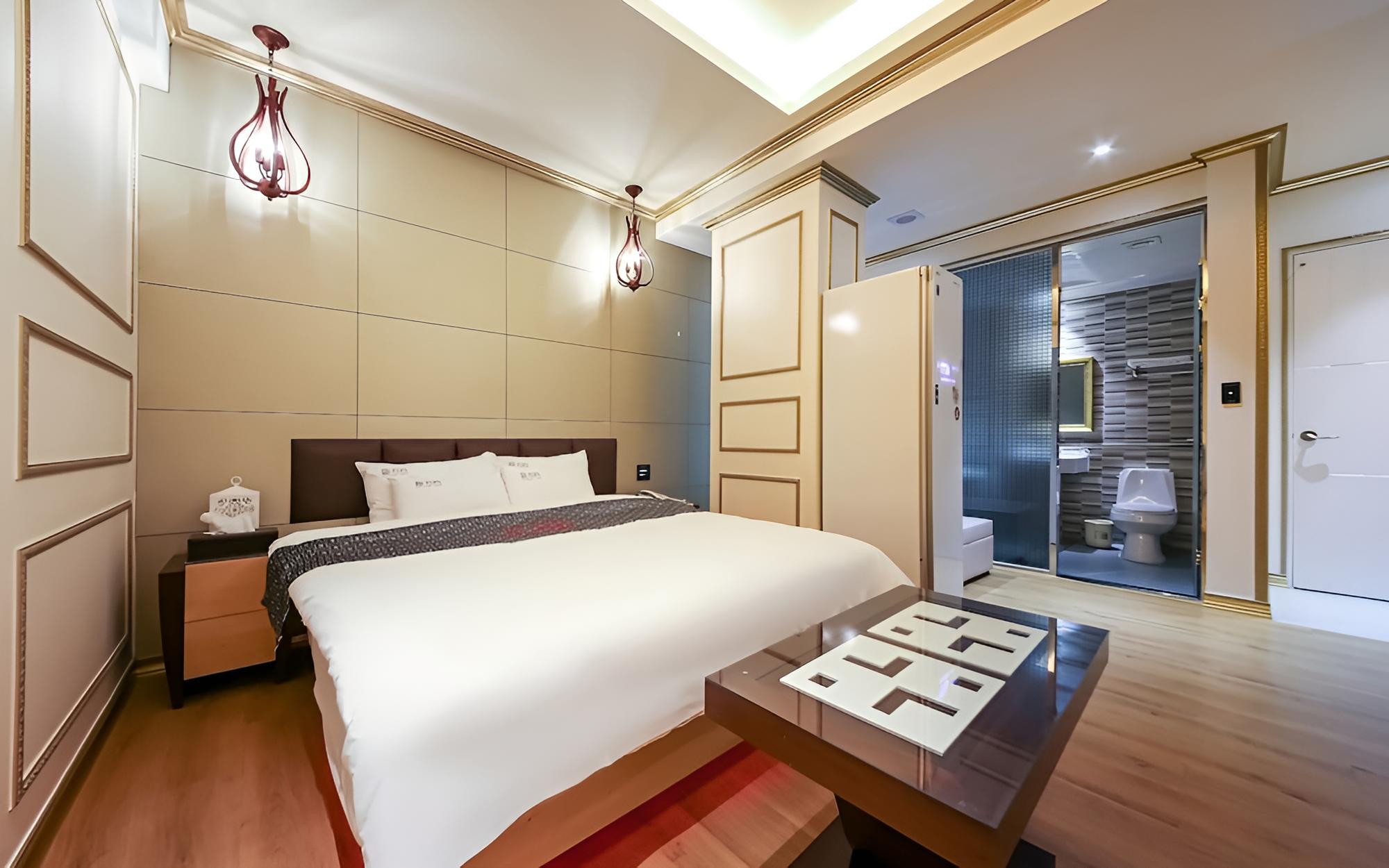 Room (Royal (assigned upon check-in styler ) - Photo 3