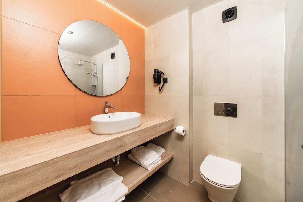 Deluxe Triple Room, City View