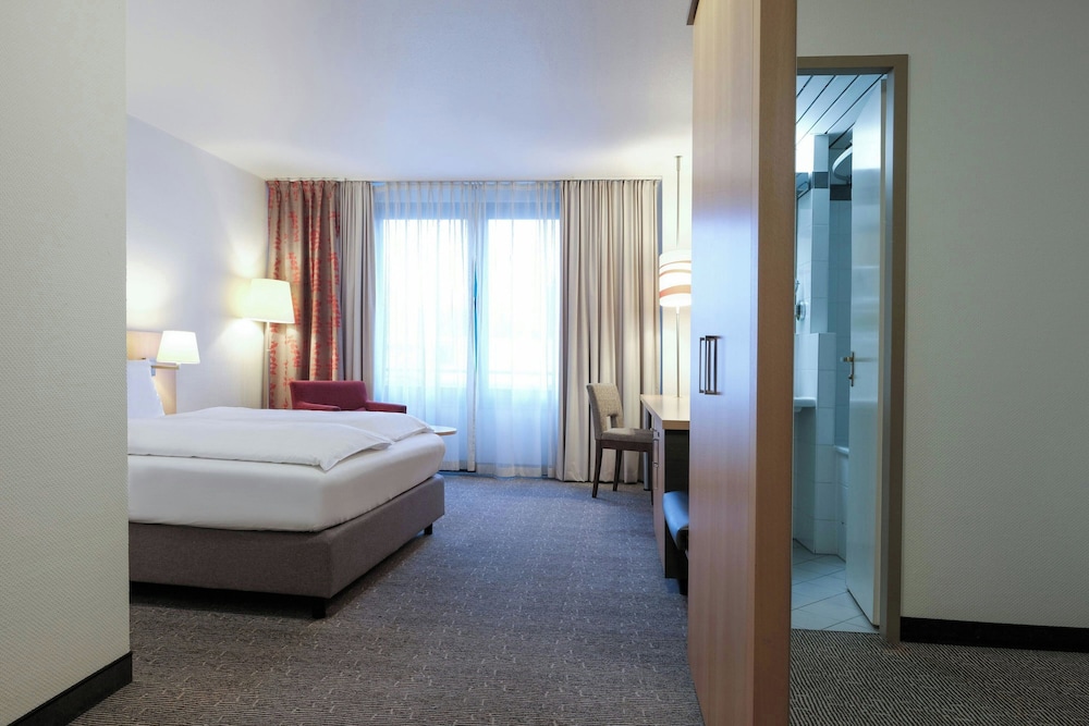 Standard Room, 1 Queen Bed - Photo 13