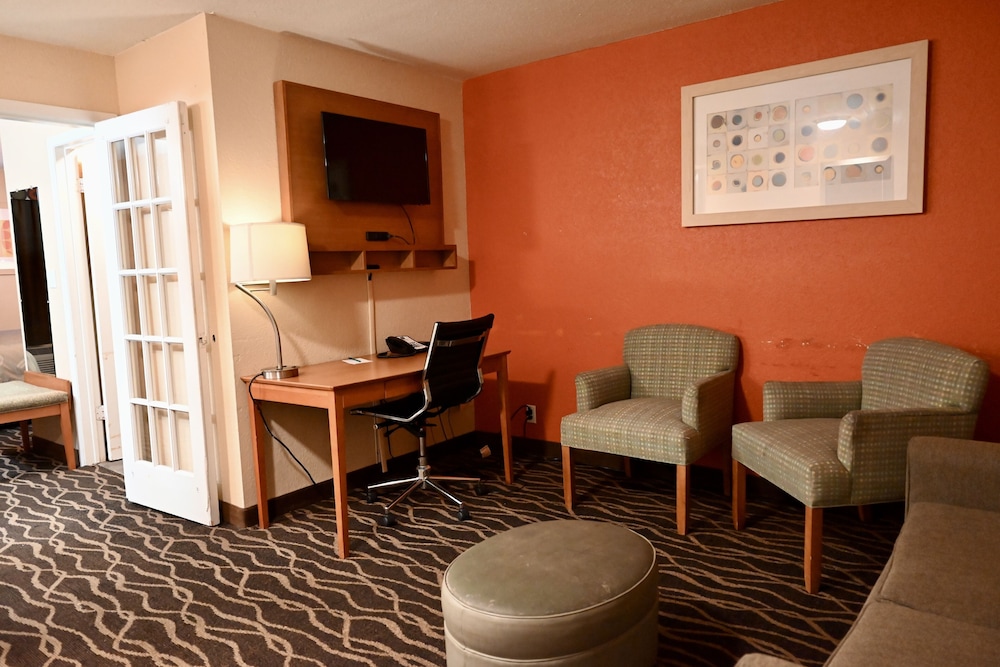 Suite, 1 King Bed, Non Smoking - Photo 10