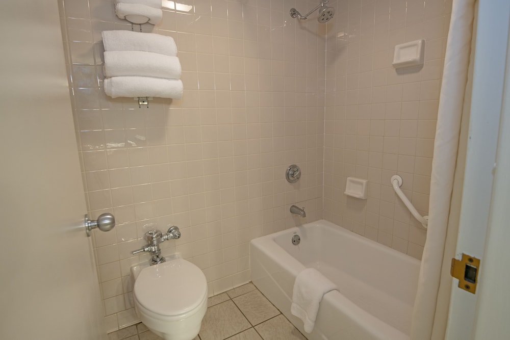 Standard Room, 2 Queen Beds photo 3