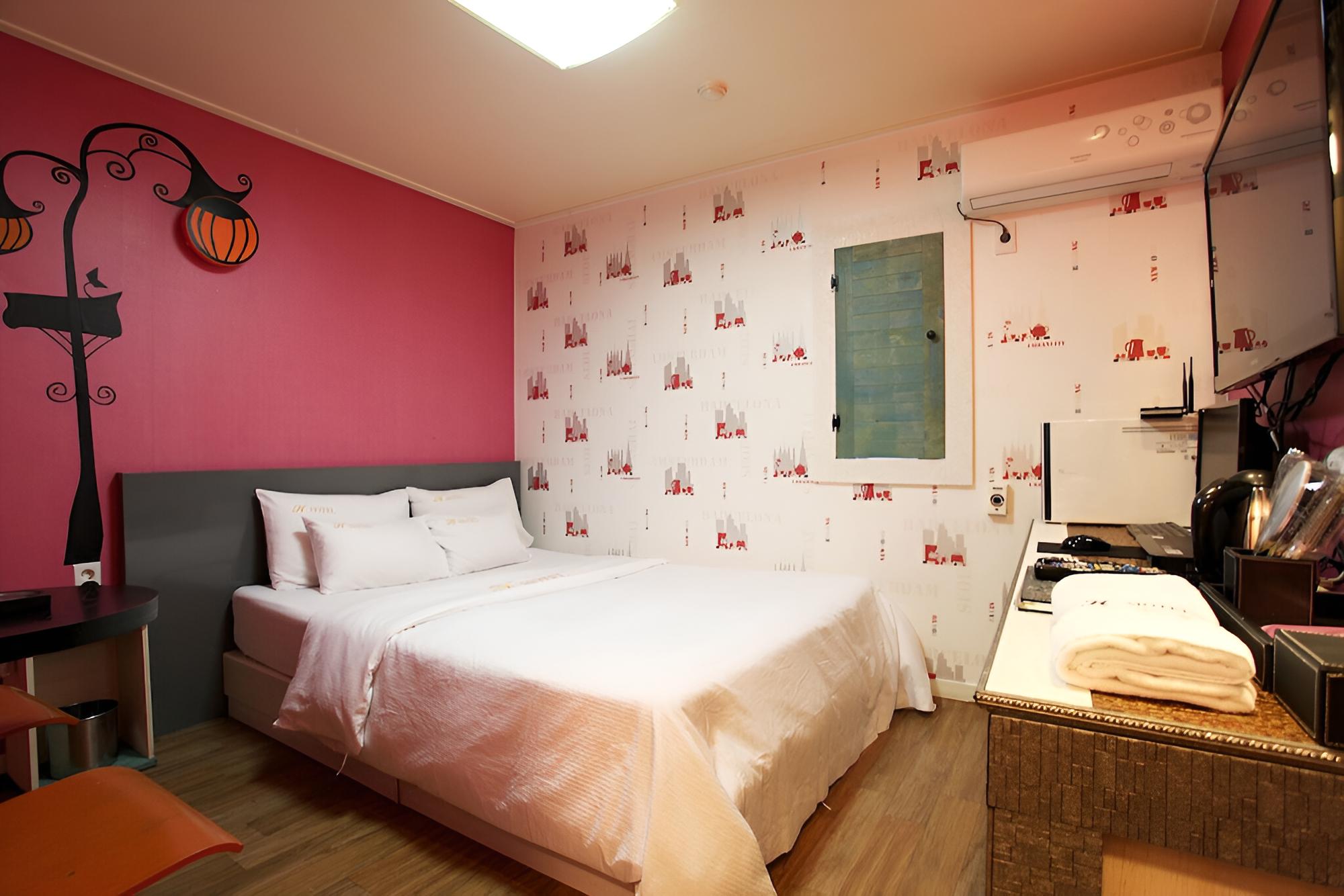 Room (Standard room (Samsung 50-inch TV wit) photo 2
