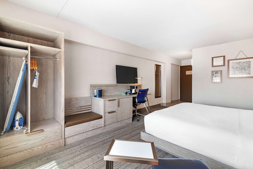 Standard Room, 1 King Bed, Accessible, Bathtub photo 3