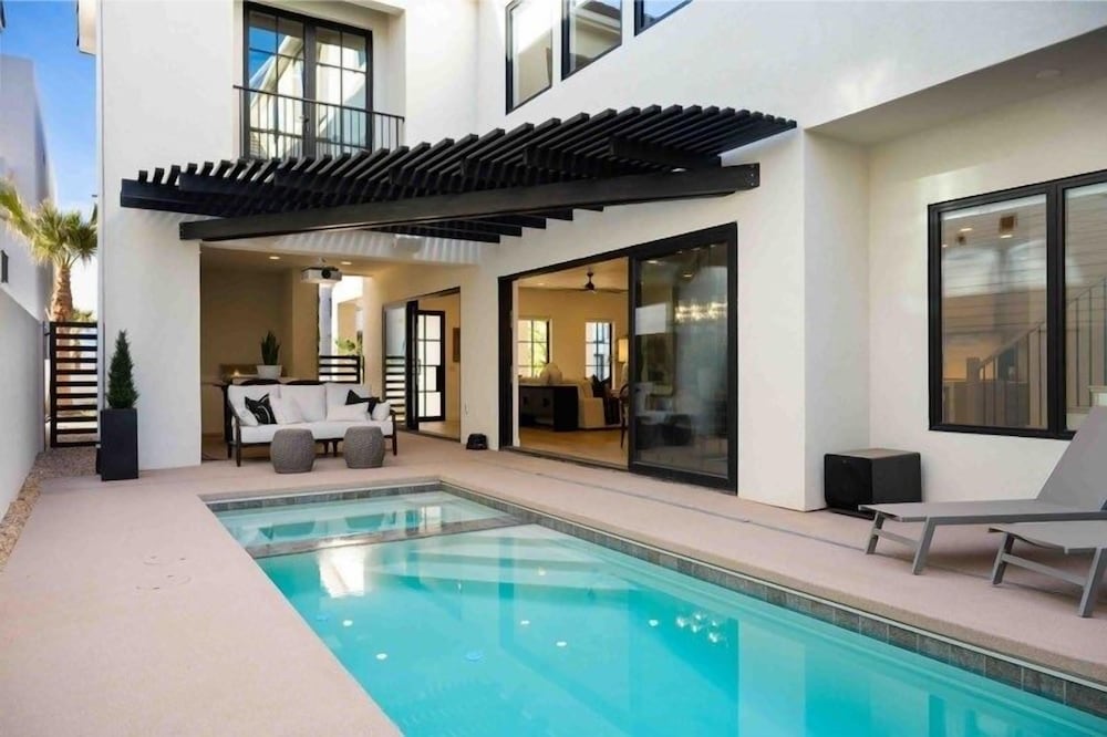 House, Multiple Bedrooms photo 2