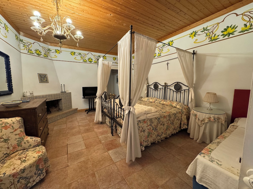 Classic Triple Room, Hill View