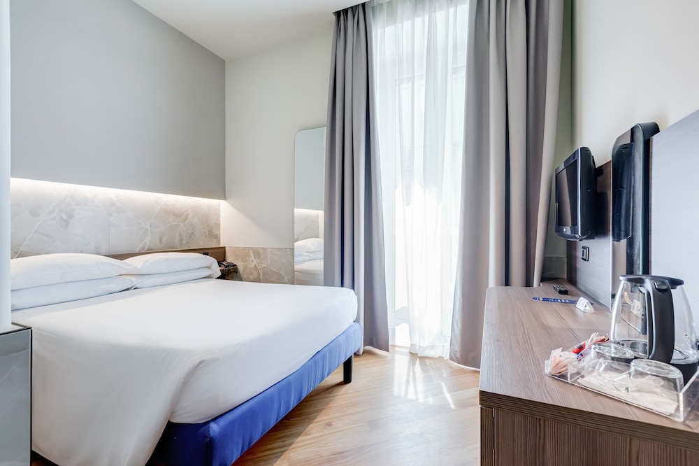 Standard Room, 1 Double Bed (Bed is French Bed) thumbnail 5