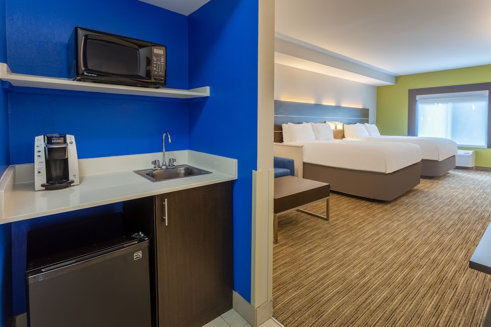 Suite, 2 Queen Beds - Photo 2