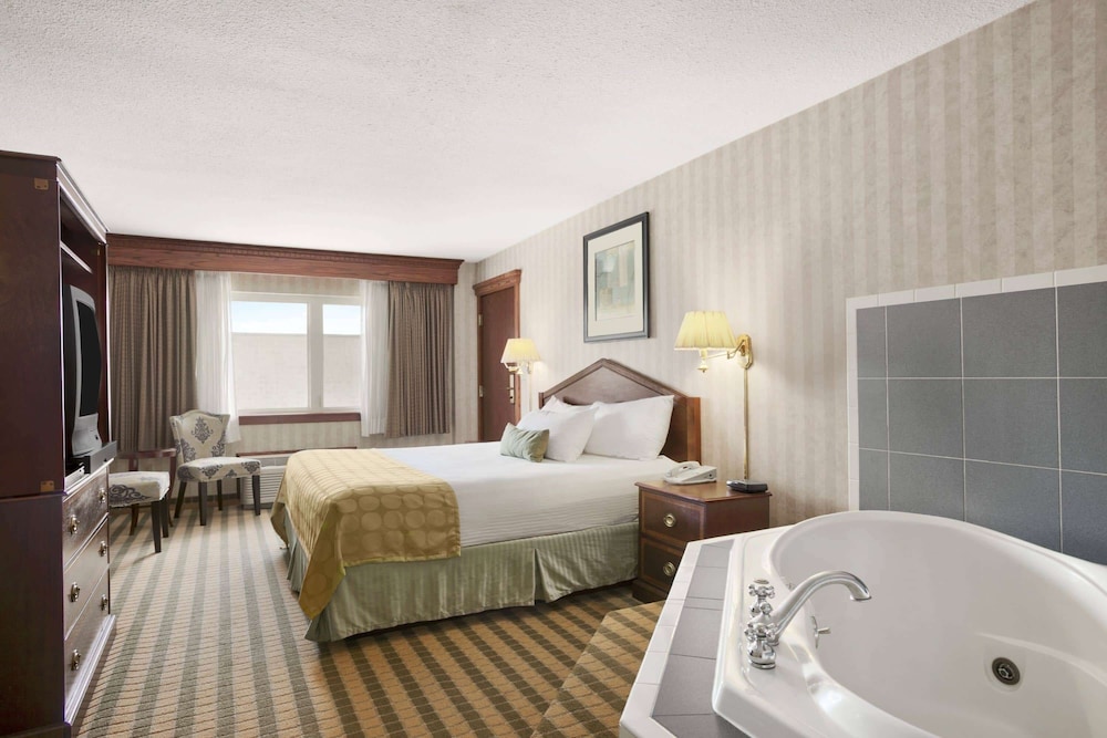 Deluxe Room, 1 King Bed, Non Smoking, Jetted Tub - Photo 1