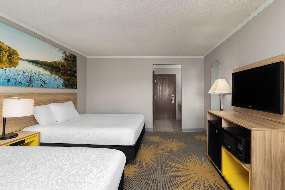 Room, 2 Queen Beds, Non Smoking - Photo 3