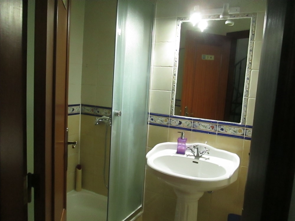 Single Room, Shared Bathroom photo 3