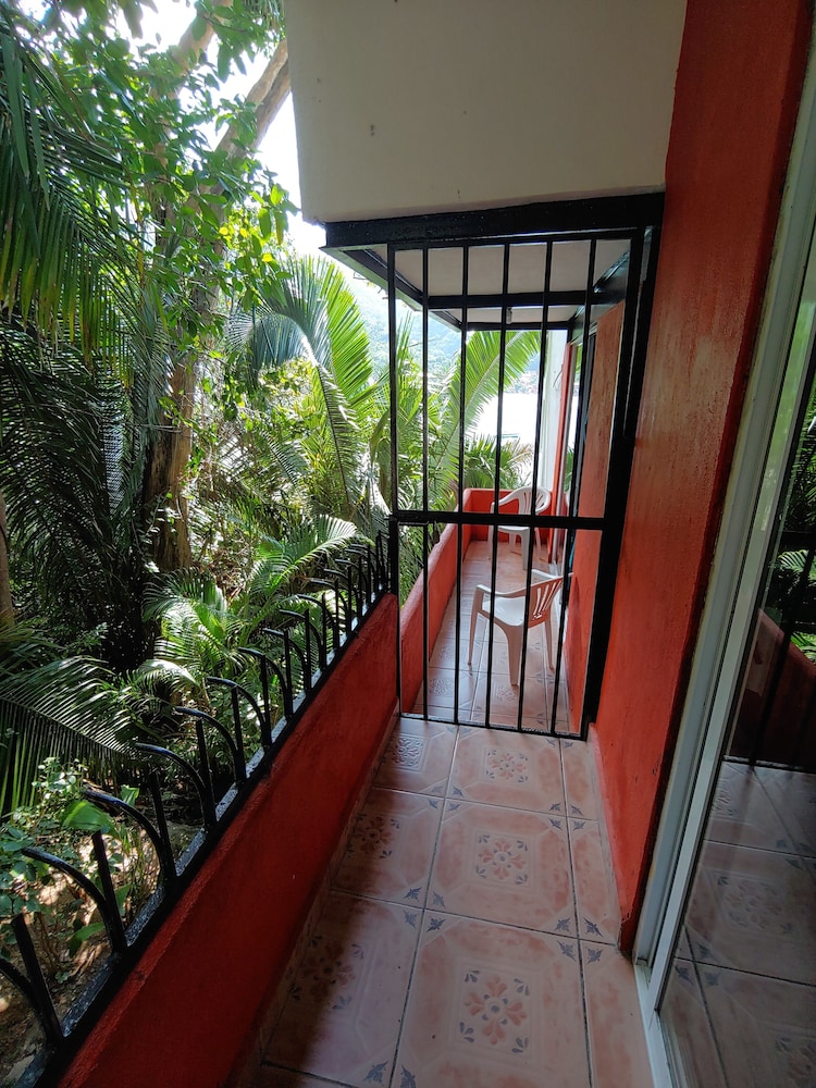 Standard Room, 1 King Bed, Partial Ocean View photo 3