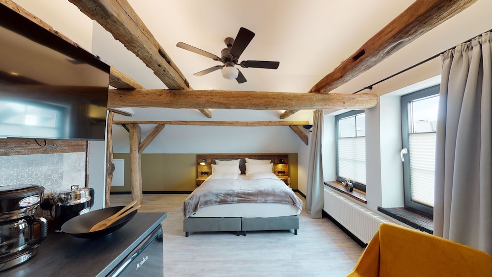 Economy Studio Suite, 1 King Bed, Microwave