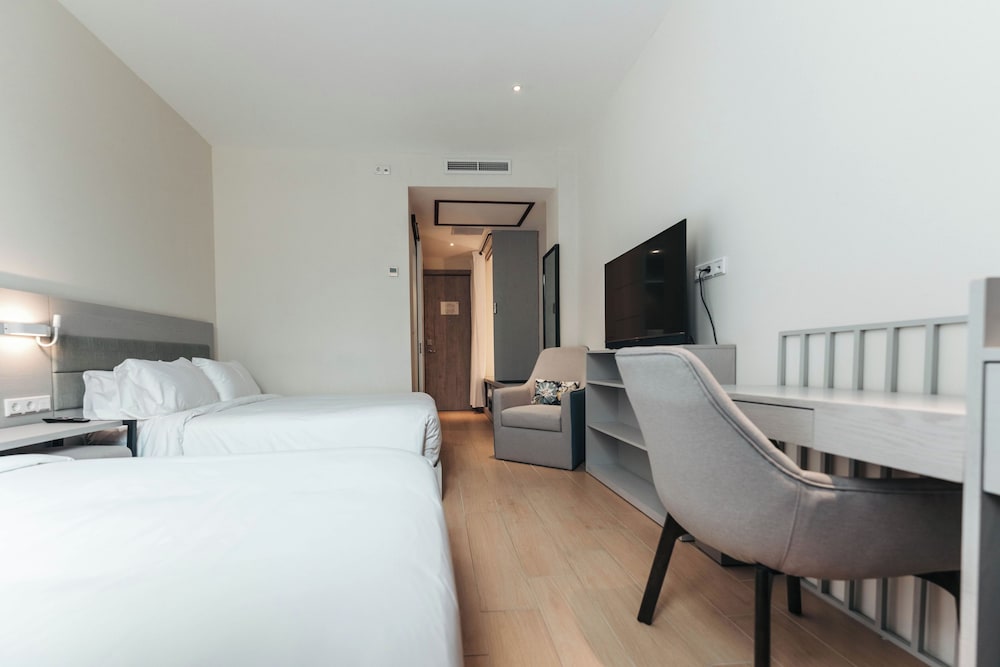 Premier Room, 2 Queen Beds, Courtyard View photo 2