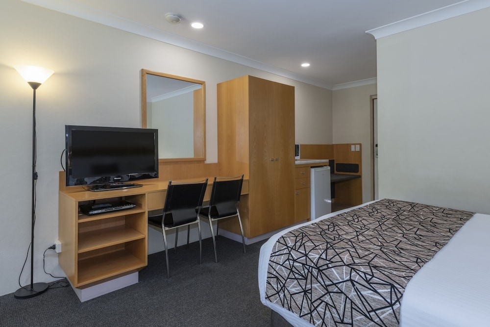 Family Room, Multiple Beds, Refrigerator & Microwave, Ground Floor photo 2