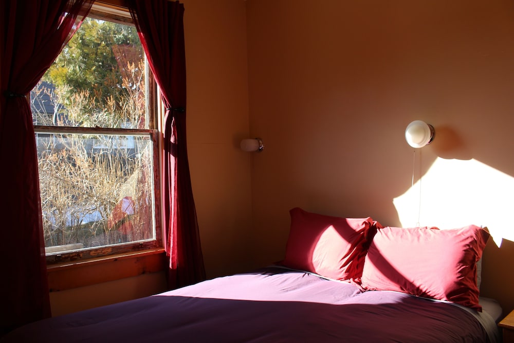 Basic Double Room, 1 Queen Bed, Private Bathroom photo 1