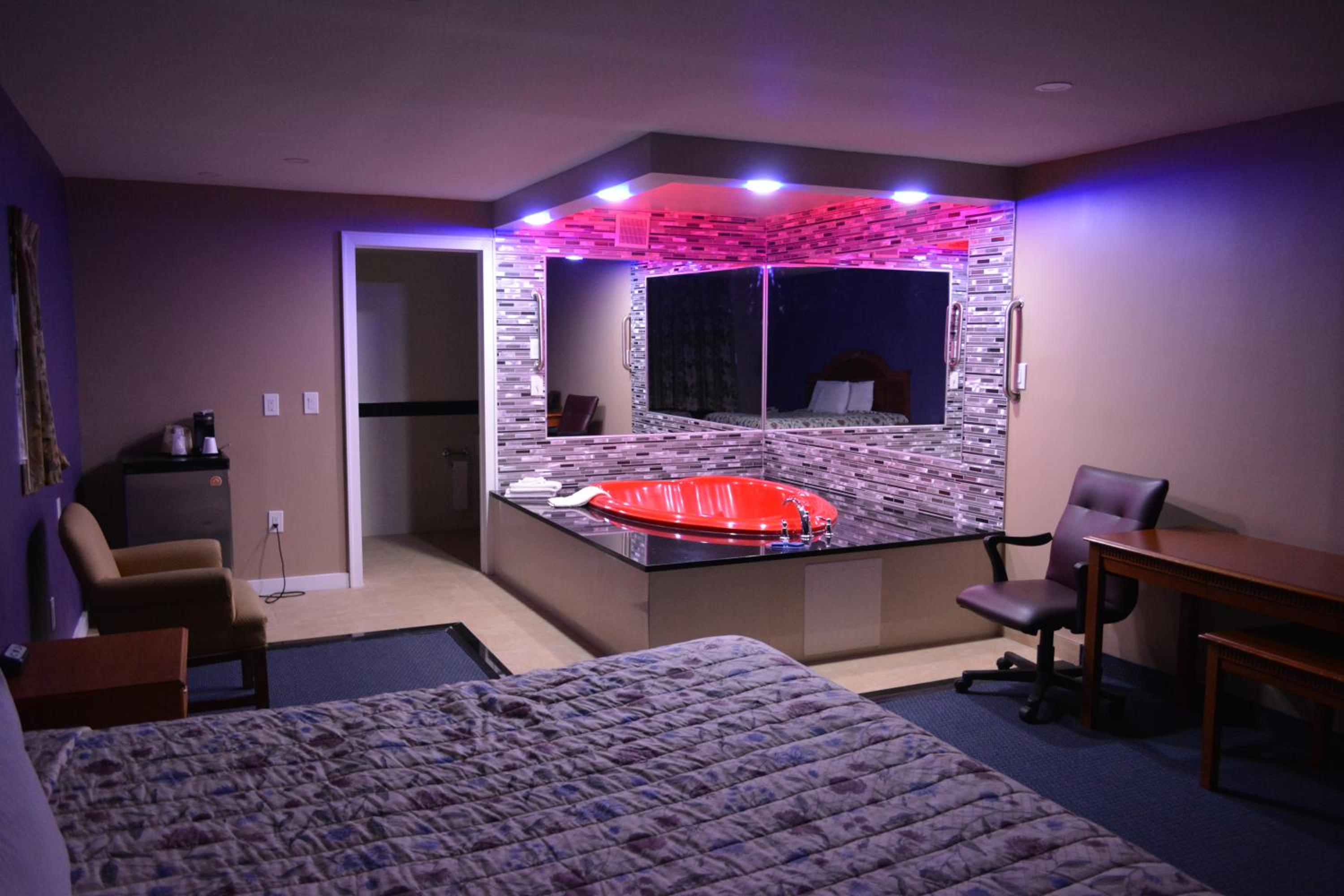 King Room with Jacuzzi - Smoking  photo 1