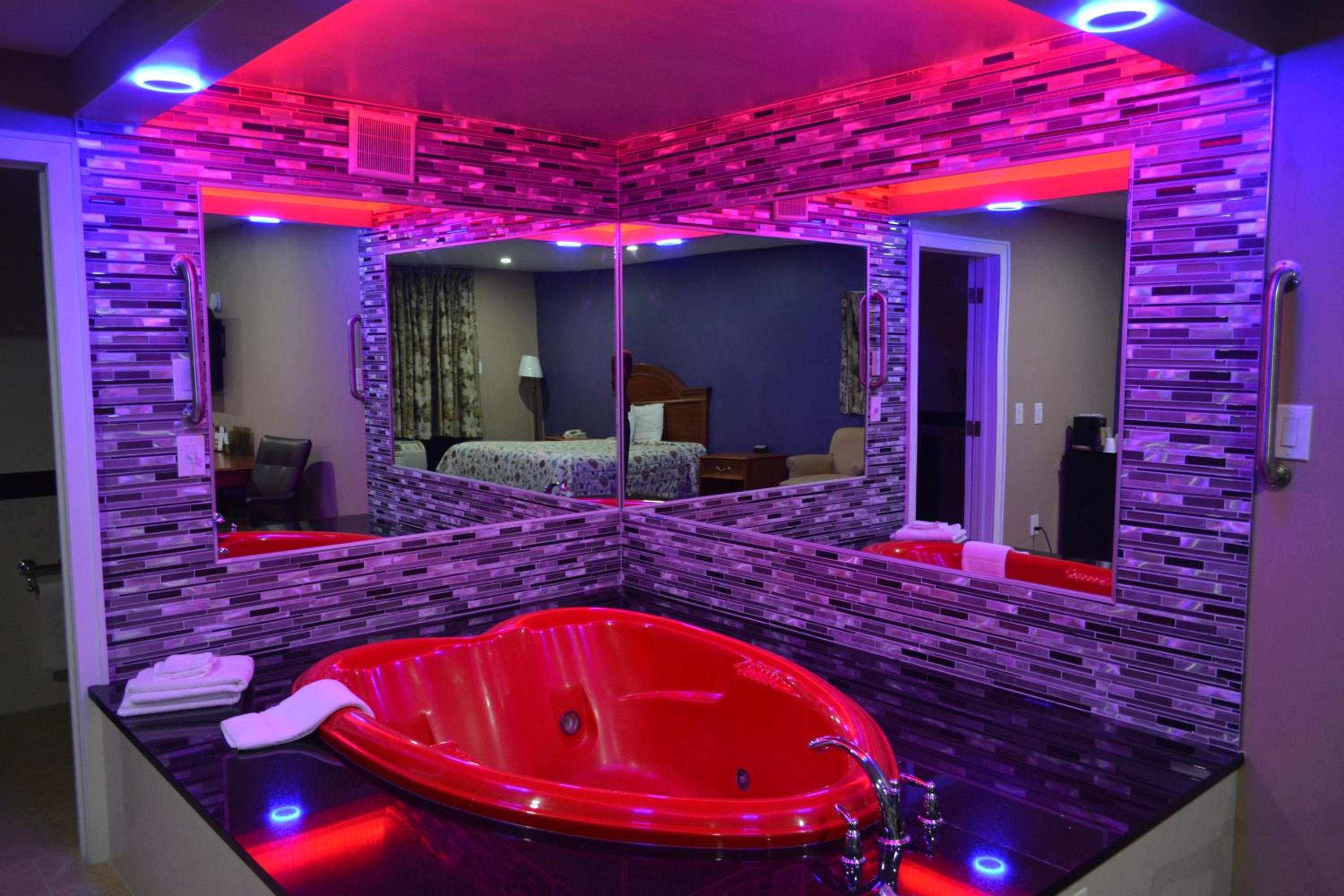 King Room with Jacuzzi - Smoking  photo 2